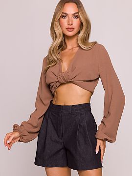 Pantaloni scurţi Moe  Un model scurt, dintr-o ţesătură naturală şi detalii bine gândite, aceşti pantaloni scurţi reprezintă combinaţia ideală între co