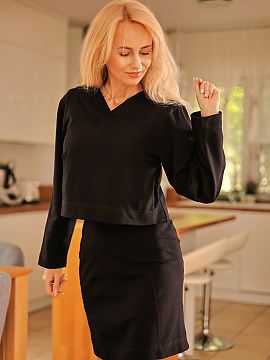 Completă Mirale  Setul format dintr-o rochie și o bluză realizate dintr-un tricot de bumbac cu adaos de elastan. Rochia mulată până la genunchi sublinia