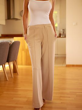 Pantaloni de damă Mirale  Pantaloni Flint au fost realizați dintr-un tricot de bumbac îmbogățit cu elastan. Se caracterizează prin talie înaltă și picioare la