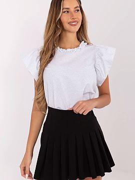 Bluză Lakerta  O bluză elegantă cu buline mici este o alegere perfectă pentru ocaziile speciale și pentru ținutele elegante de birou. Realizată dintr