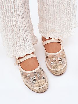 Espadrile Step in style  Espadrile de damă cu plasă, decorate cu o broderie florală frumoasă, sunt alegerea ideală pentru zilele calde. Plasate pe o platformă 