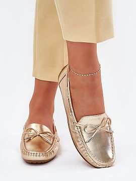 Mocasini Step in style  Mocasini clasici pentru femei au fost fabricați din piele ecologică. Acest model are o fundiță decorativă în față și șireturi care