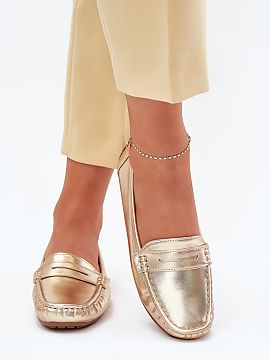 Mocasini Step in style  Clasicii, mocasini de damă au fost realizați din piele ecologică. Acest model are o curea decorativă în față. Mocasinii sunt plasați