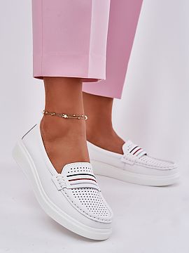 Mocasini Step in style  Mocasini de damă din piele naturală. Plasate pe o platformă delicată. Vârfurile rotunjite garantează confortul, iar tălpicul moale di