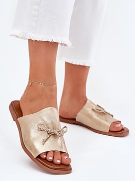 Şlapi Step in style  Șlapi de damă din piele ecologică, așezate pe un toc plat, sunt o propunere elegantă pentru zilele calde. Acest model se remarcă prin 