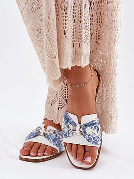 Şlapi Step in style  Papuci clasici pentru femei cu toc plat, decorate cu o fundiță drăguță în față, care le adaugă un farmec subtil. Perfecte pentru ro