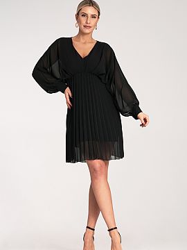 Rochie elegantă Figl  Rochiță mini cu partea de sus tip kimono. Model cu mâneci lungi de șifon închise cu doi nasturi. Partea de jos lăsată jos, plisată �