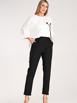 Pantaloni de damă Figl  Pantaloni eleganți cu croială potrivită și cu manșete rulate. Talie înaltă cu o bandă elastică pentru confort, iar cusăturile subt