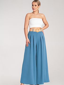 Pantaloni de damă Figl  Pantaloni largi cu talie înaltă și centură împletită decorativ. Materialul ușor și croiala lejeră asigură confortul, iar pliseuril