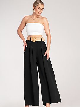 Pantaloni de damă Figl  Pantaloni largi cu talie înaltă și curea împletită decorativă. Material ușor și croială lejeră pentru confort, iar pliseurile subt