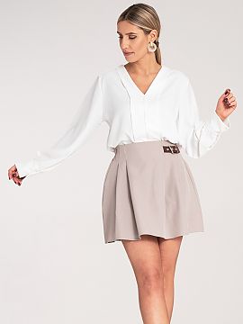 Fustă scurtă Figl  Fustiță mini elegantă cu croială ușor evazată, confecționată dintr-un material elegant. Model cu talie elastică și curea laterală