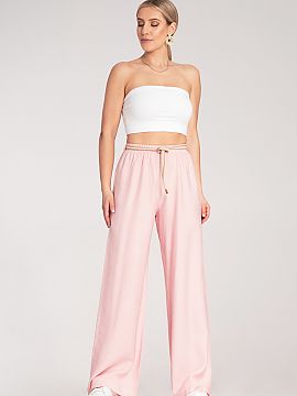 Pantaloni de damă Figl  Pantaloni boho cu talie elastica si curea decorativa impletita in nuanta naturala. Confectionati dintr-un material usor si respirabil. Talie