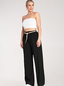 Pantaloni de damă Figl  Pantaloni boho cu talie elastica si cureaua decorativa impletita intr-o nuanta naturala. Confectionati dintr-un material usor si respirabil.