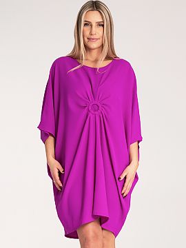 Rochie de zi Figl  Rochie lejeră și asimetrică dintr-un material ușor și elastic. Rochie cu mâneci largi și un cerc decorativ cusut cu material, creând