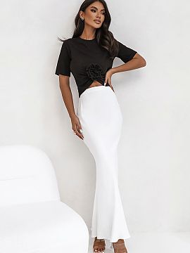 Fustă lungă IVON  Material vâscoză, ușor satinat, cu un luciu subtil care prinde lumina ca un filtru pe Instagram. Tăiat în diagonală, efect wow fără 