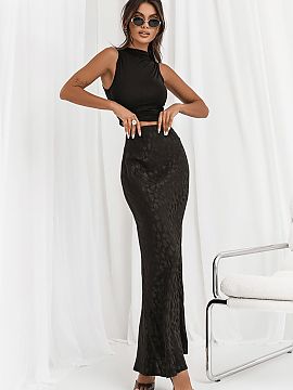 Fustă lungă IVON  Material wiskoza, ușor satinat, cu un model distinctiv și un luciu subtil, care prinde lumina ca un filtru pe Instagram. Tăiat în diagon