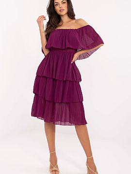 Rochie elegantă Och Bella  Rochie ușoară și feminină, ideală pentru zilele calde de vară. Croiala evazată subliniază frumos silueta, iar elasticul cusut în ta