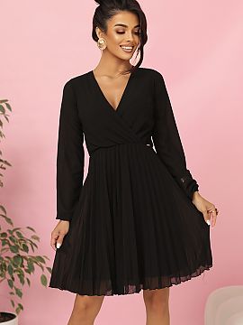 Rochie elegantă Numoco  Rochia de șifon neagră de la Numoco este o propunere elegantă pentru ocazii speciale. Modelul are un decolteu tip plic, o fustă plisată