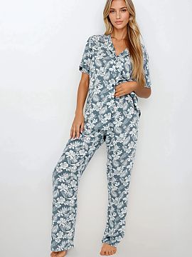 Pijama Momenti Per Me  Elegantă, pijama clasică de damă în 2 piese este o combinație de stil, confort și calitate superioară. Partea de sus este o cămașă