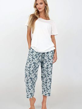 Pijama Momenti Per Me  Pijama de damă în 2 piese este o combinație între stilul feminin, confort și eleganță subtilă. Proiectată și cusută în Polonia d