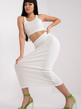 Completă Rue Paris  Setul feminin din material cu dungi este o propunere ideală pentru ținutele casual de zi cu zi. Setul include un top fără mâneci cu gul