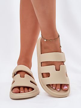 Şlapi Step in style  Șlapi damă din material spumos sunt o opțiune ușoară și confortabilă pentru zilele calde. Acest model se remarcă prin decupaje pe cu