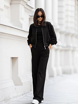 set LaBalancia  Setul din bumbac este o propunere stilată și confortabilă, perfectă atât pentru ziua de zi, cât și pentru ocazii mai casual. Setul es