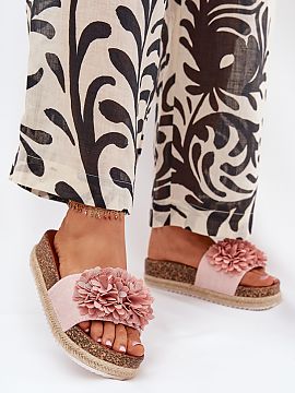 Şlapi Step in style  Șlapi damă perfecte pentru zilele călduroase, așezate pe o platformă de plajă cu țesătură, combină confortul cu stilul de vară. �