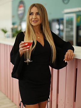 rochie de zi Jersa  Rochia ușoară, feminină și senzuală, această rochie vaporoasă impresionează cu croiala sa bine potrivită, care pune frumos în valo