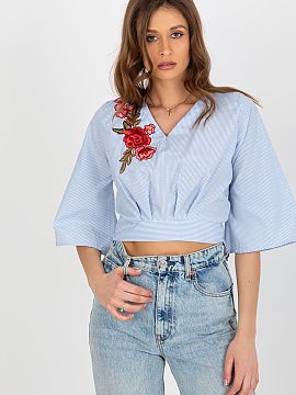 Bluzka Lakerta  Bluza elegantă pentru femei, realizată din bumbac natural dominant, oferind confort și respirabilitate. Modelul cu lungime scurtă, se po