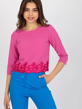 Bluzka Lakerta  Elegantă bluză de damă cu textură netedă, care se remarcă prin finisajul subtil și decorativ de la baza din față, care adaugă înt