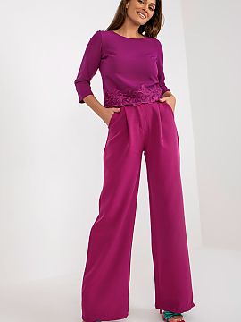 Bluzka Lakerta  Elegantă bluză de damă cu o textură netedă, care se remarcă prin finisajul subtil și decorativ de la partea de jos în față, care a