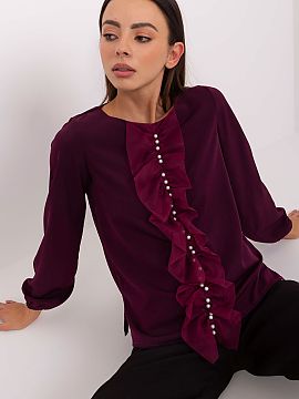 Bluzka Lakerta  O bluză elegantă de lungime standard, confecționată dintr-o combinație de poliester, viscoză și elastan, asigurând confortul purtăr