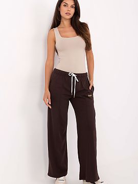 Pantaloni de trening Relevance  Pantaloni de trening cu caracter casual, create cu gândul la confortul zilnic. Realizate dintr-o amestec moale și durabil de bumbac și po