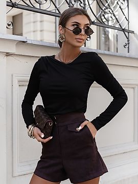 Pantaloni scurţi LaBalancia  Prezentăm pantalonii CALLY în culoarea maro, alegerea perfectă pentru cei care apreciază confortul și stilul. Realizați din materiale 