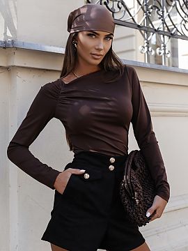 Pantaloni scurţi LaBalancia  Prezentăm pantalonii scurți CALLY în culoarea neagră, o alegere ideală pentru persoanele care apreciază confortul și stilul. Realiza�