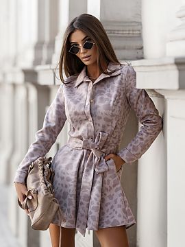 Rochie de zi LaBalancia  Descoperiți rochia noastră elegantă de cămașă LANA cu un model de leopard bej, perfectă pentru multe ocazii. Această rochie extrem d