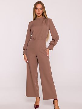 Salopetă Moe  Salopeta elegantă croită dintr-un material neted cu finisaj mat este o propunere care îmbină caracterul modern cu eleganța atemporală.