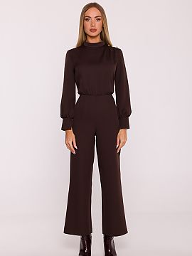 Salopetă Moe  Costumul elegant, confecționat dintr-un material neted cu finisaj mat, este o propunere care îmbină caracterul modern cu eleganța atempo