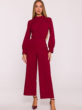 Salopetă Moe  Costumul elegant realizat dintr-un material neted cu finisaj mat este o propunere care îmbină caracterul modern cu eleganța atemporală. 