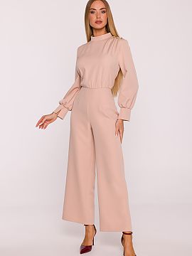 Salopetă Moe  Combinatul elegant realizat dintr-un material neted cu finisaj mat este o propunere care îmbină caracterul modern cu eleganța atemporală
