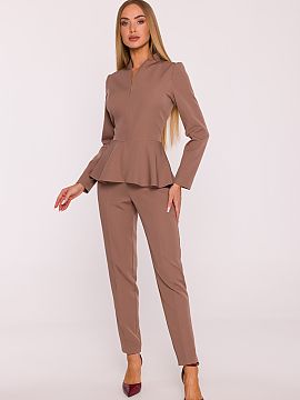 Salopetă Moe  Costum elegant realizat dintr-un material neted cu finisaj mat este o combinație ideală între stilul modern și forma feminină. Croiala 