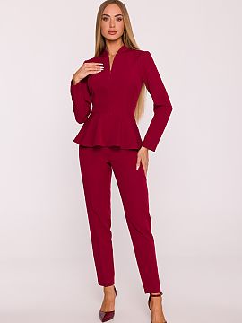 Salopetă Moe  Elegantul costum croit dintr-un material neted cu finisaj mat este combinația perfectă între stilul modern și forma feminină. Croiala u