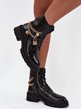 Ghete Step in style  Botine elegante pentru femei din piele ecologică sunt o propunere excelentă pentru zilele mai reci. Decorate cu un lanț aurit cu pandanti