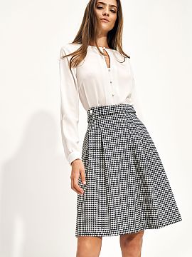 Fustă Nife  Fusta extensibilă este unul dintre cele mai populare modele, care nu iese niciodată din modă. Se potrivește atât cu cămăși, cât și