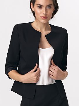 Sacou Nife  Un sacou scurt cu croială clasică și simplă completează perfect ținutele în stilul soft office. Datorită formei minimalistice, se po