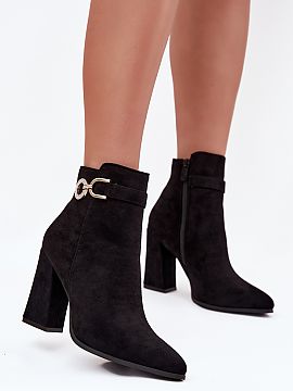 Botine cu toc Step in style  Botinele pentru femei sunt plasate pe un toc stabil sub formă de stâlp. Acest model este fabricat din piele ecologică. Interiorul este c�