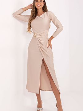 Rochie de seară Italy Moda  Rochie de seară elegantă cu croială tip plic și lungime midi, confecționată dintr-un material neted cu un luciu subtil. Modelul se pot