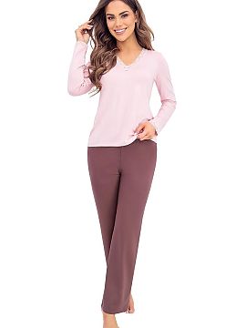 Pijama Donna  Pijama de damă formată dintr-o bluză cu mâneci lungi și decolteu în formă de litera V, încheiat cu o dantelă delicată. Realizată 