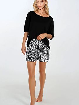 Pijama Momenti Per Me  Pijama de damă două piese, cu croială regulată, confecționată din viscoză delicată și respirabilă. Bluza cu decolteu semicircular 